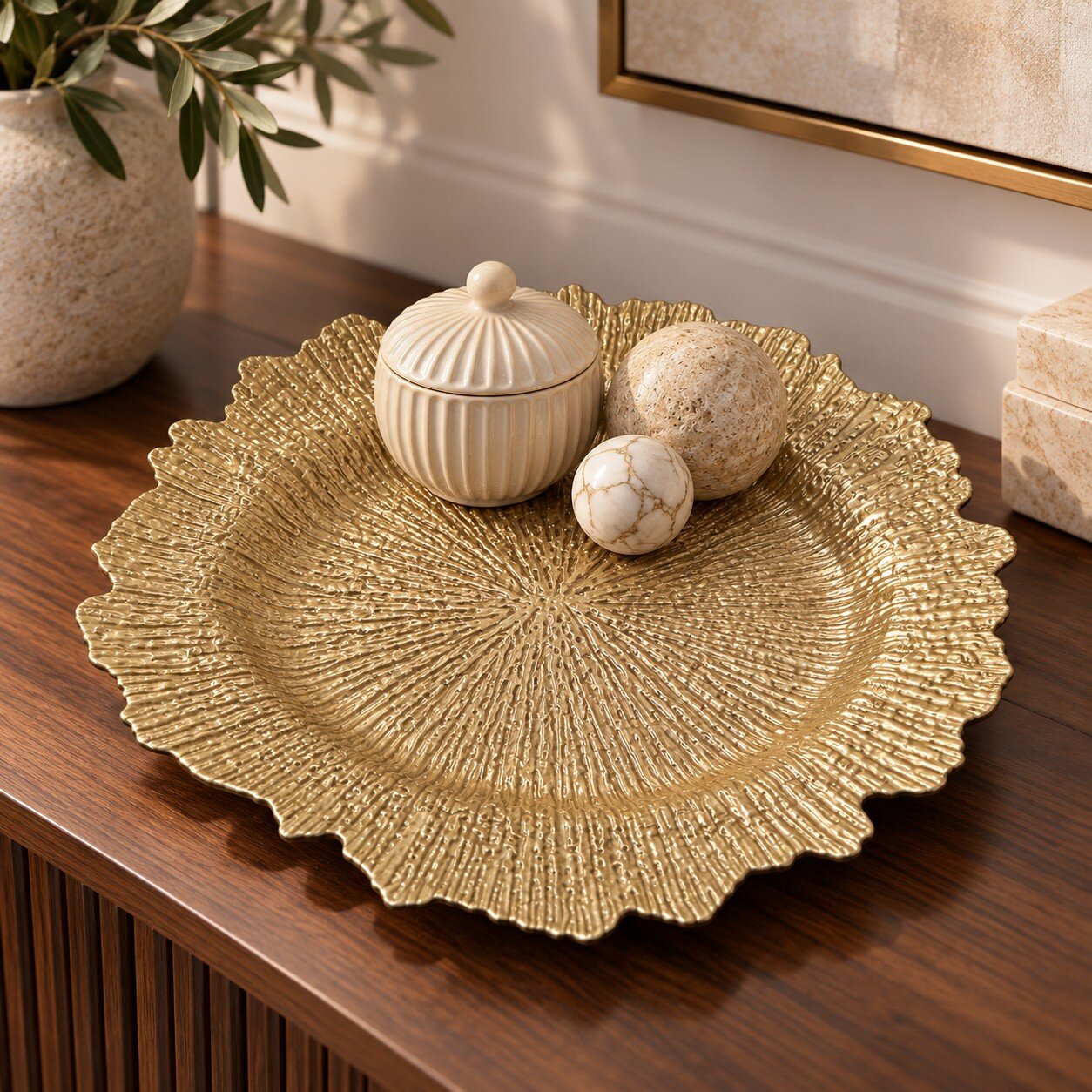 Plato Decorativo Dorado 32 cm Centro de Mesa o Bajo Plato con Relieve Radial y Borde Orgánico - Imagen 4