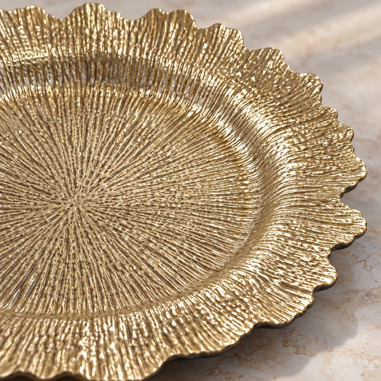 Plato Decorativo Dorado 32 cm Centro de Mesa o Bajo Plato con Relieve Radial y Borde Orgánico - Imagen 7